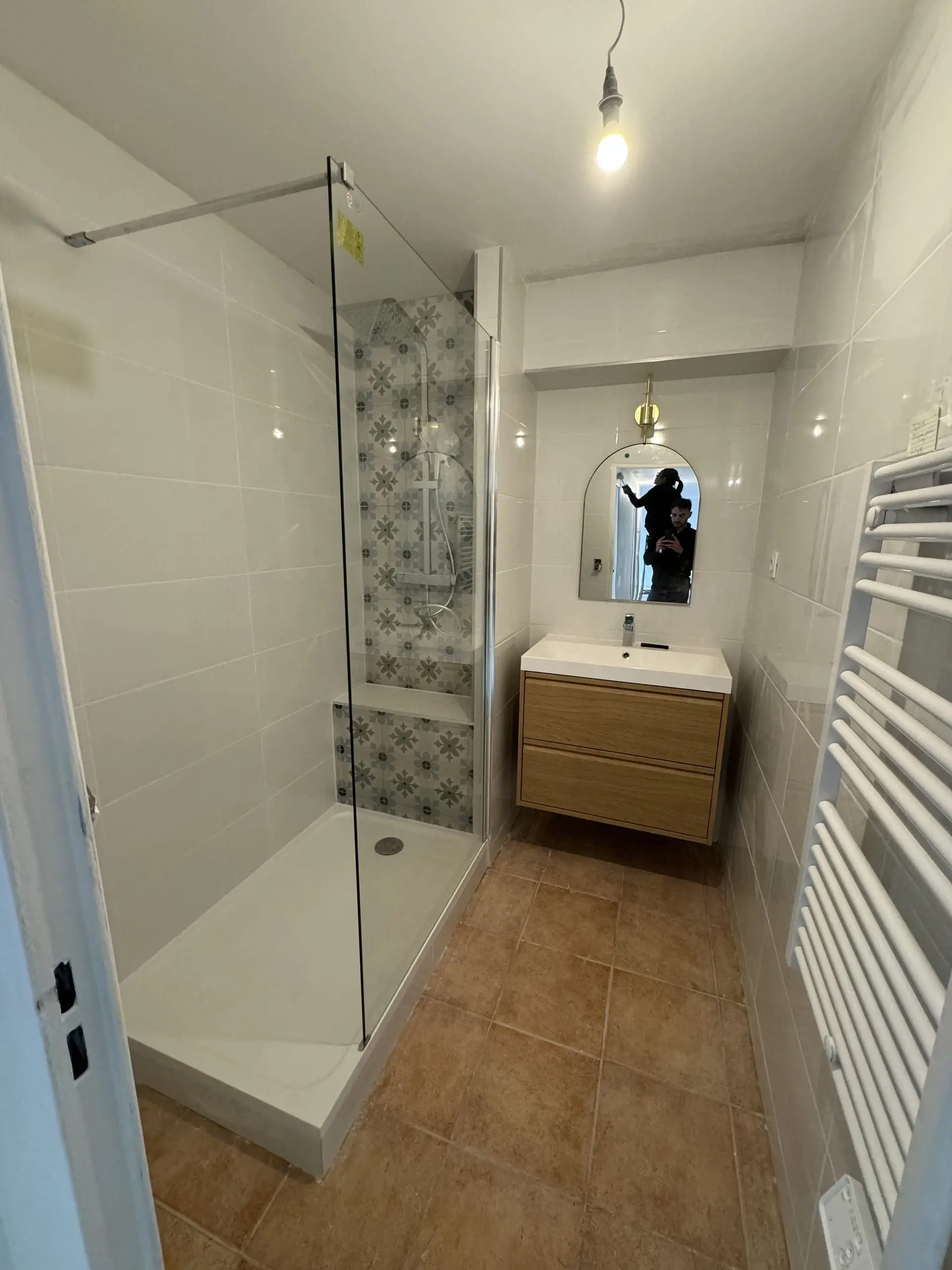 Création d'une salle de bain avec receveur et banc de douche intégré 